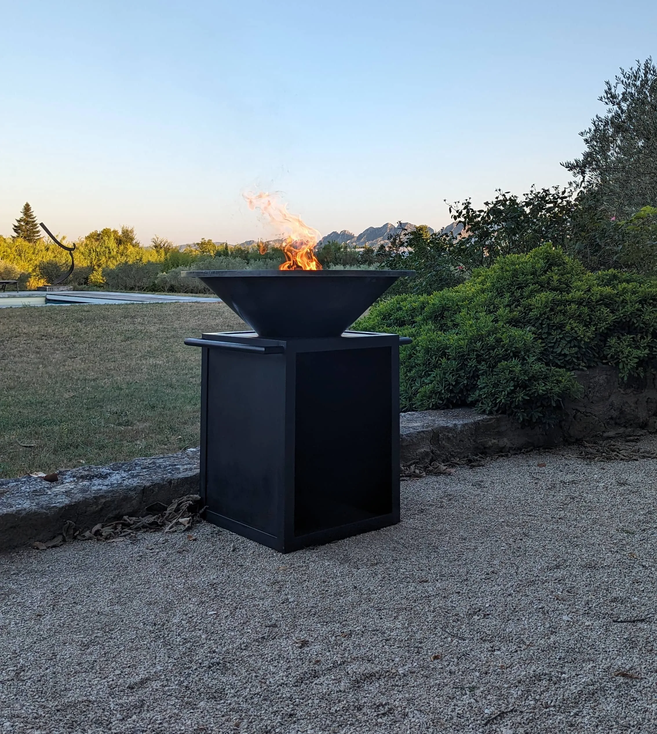 brasero-artisanal-barbecue-feu-lyon-atelier-boyet feu dans le brasero artisanal fabriqué à lyon en france