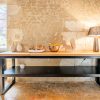 console en bois massif grande dimension et acier dans maison en pierre