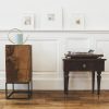 Mobilier en bois sur-mesure en bois massif et teinte sombre de l'atelier boyet