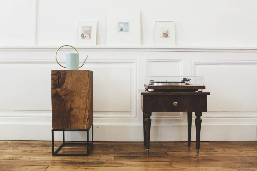 Mobilier en bois sur-mesure en bois massif et teinte sombre de l'atelier boyet