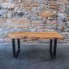table basse en chêne massif et pieds en métal noir en forme de u