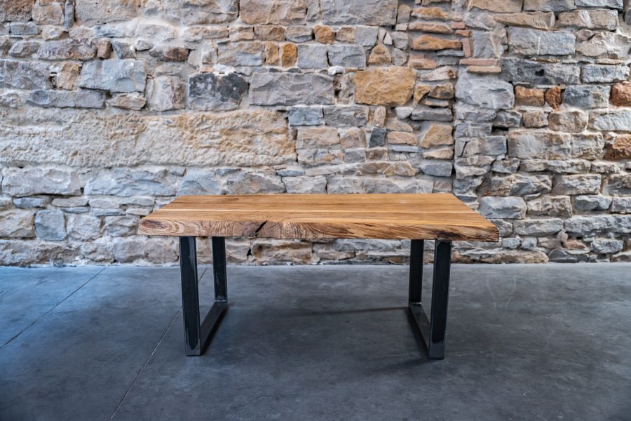 table basse en chêne massif et pieds en métal noir en forme de u