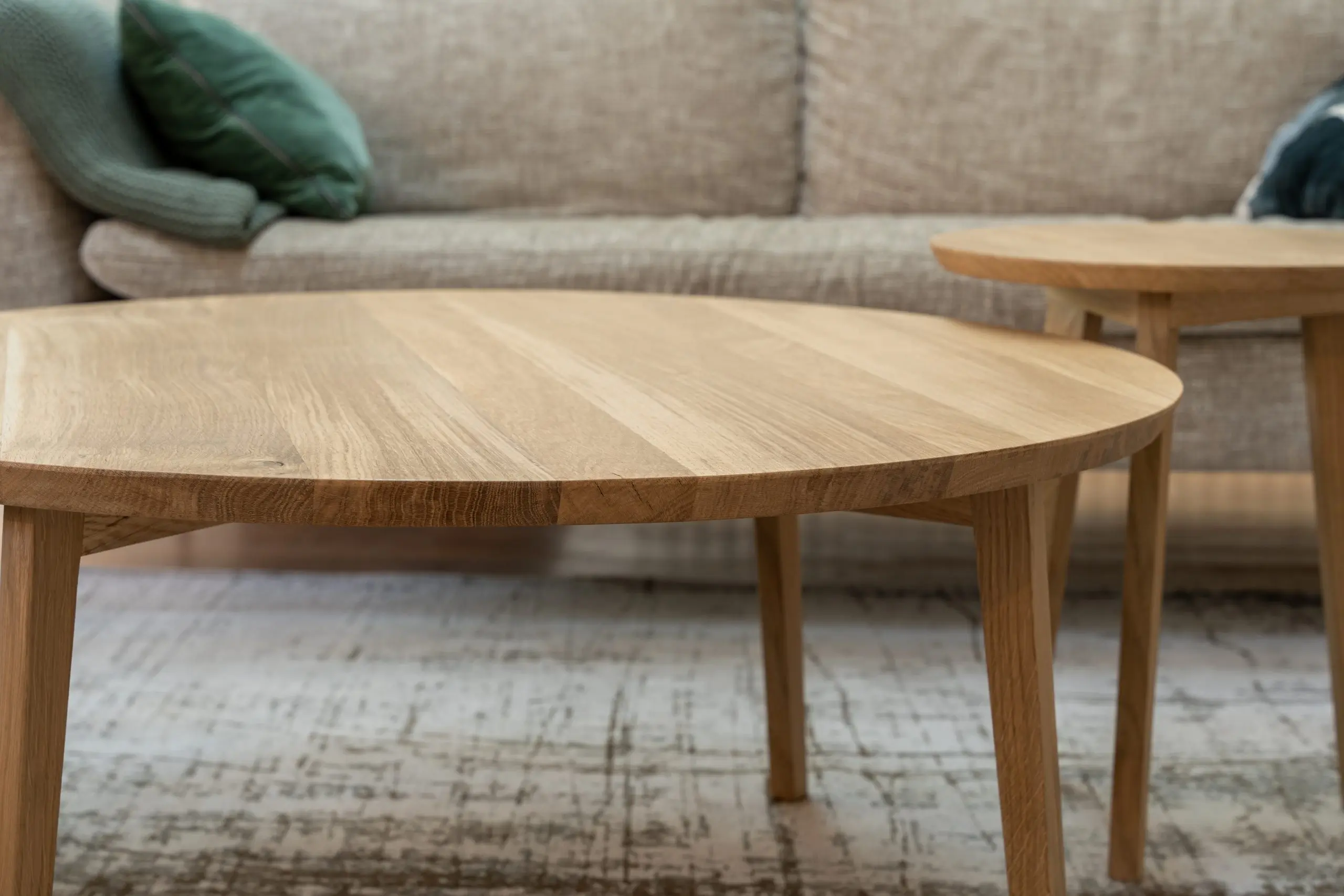 table-basse-ronde-chene-clair-hogan table basse chene clair bord en aile d avion fait main