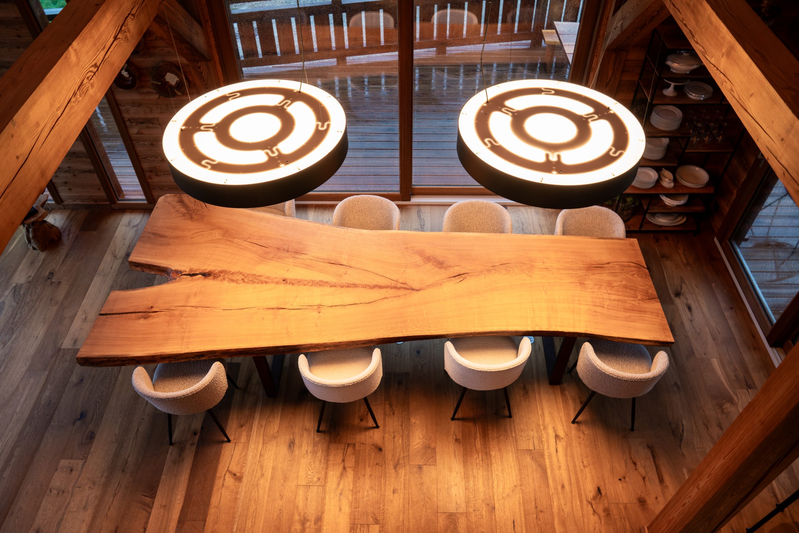 vue de haut de la table xxl en bois massif de 4 mètres vue de haut de la table xxl en bois massif de 4 mètres de long, plateau en bois de chêne de 350 ans