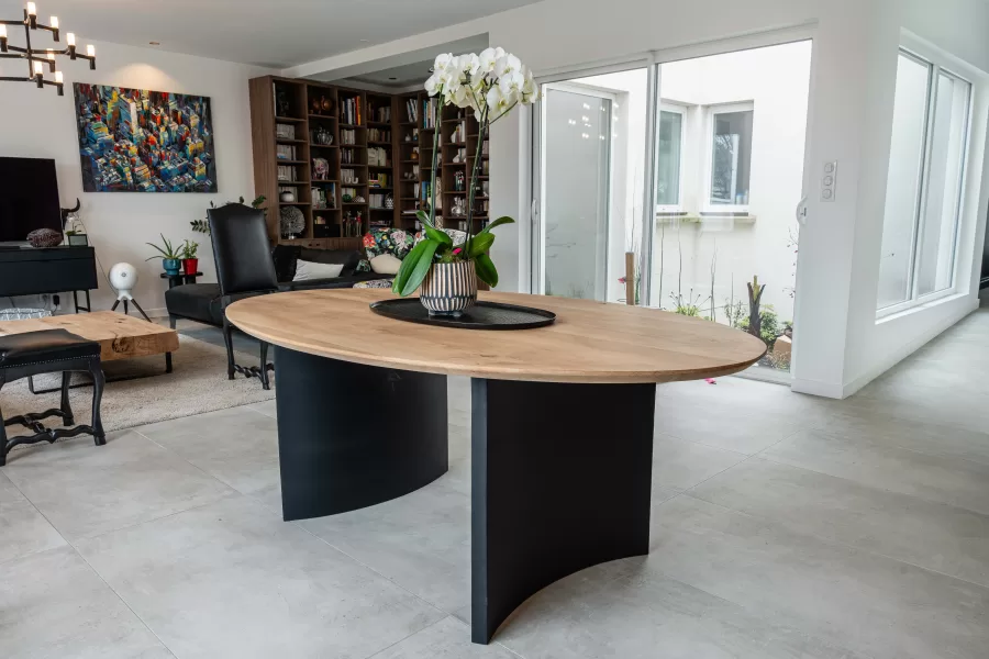 grande table ovale dans salle à manger spacieuse pour au moins 8 personnes