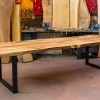 grande table en noyer avec des bords live edge dans l'atelier boyet