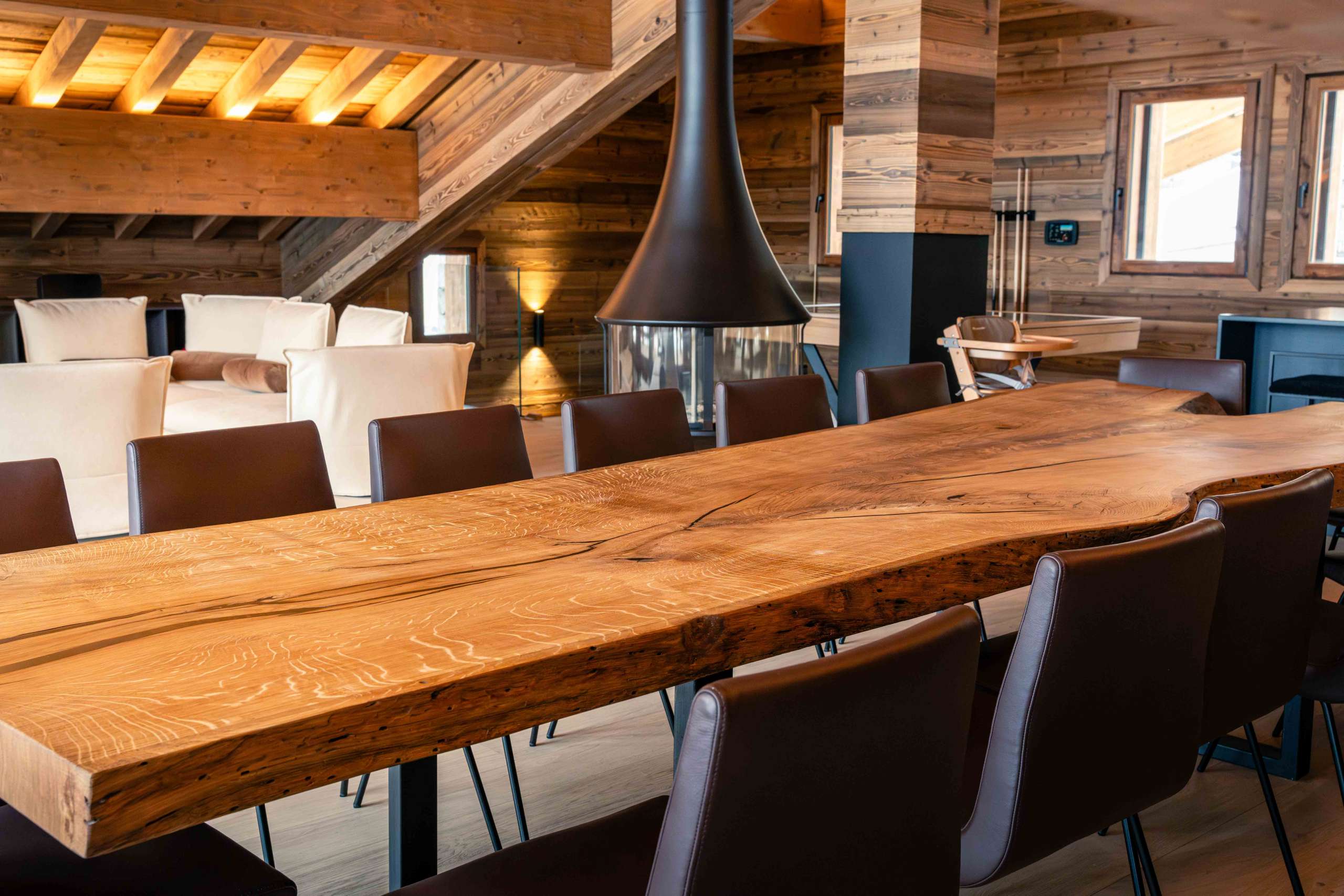 grande-table-à-manger-bois-chalet-de-luxe grande table à manger en bois pour chalet de luxe aux menuires