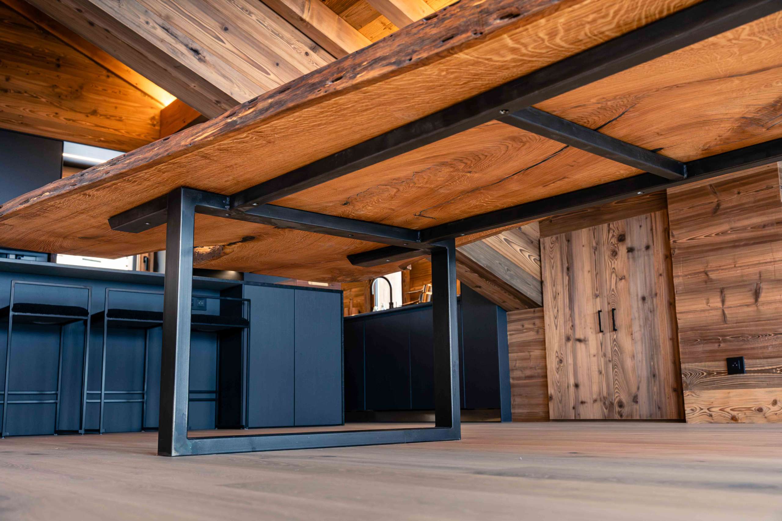 pieds-acier-noir-solide-pour-table-xxl-bois pieds en acier noir, très solide pour une table à manger xxl en chene massif