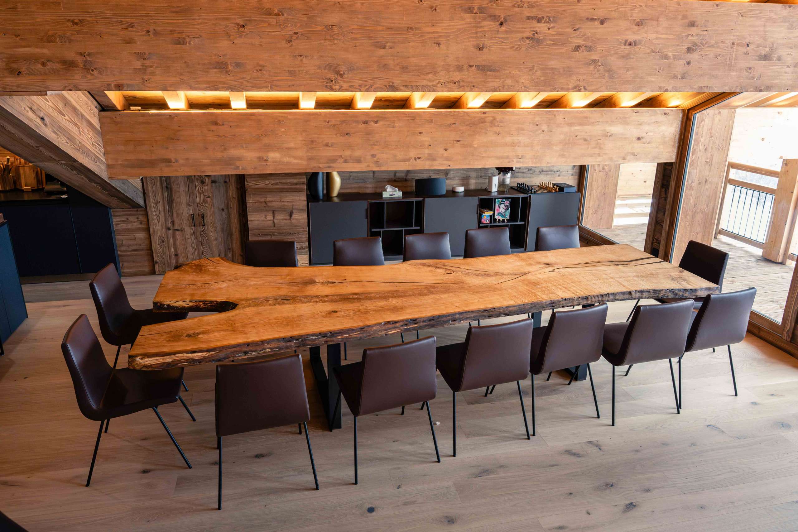 table-à-manger-xxl-chalet-montagne table à manger xxl pour 16 personnes dans chalet à la montagne, aux menuires